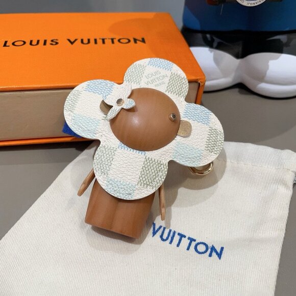 Louis Vuitton Quilted Flower - Shaped Keychain - Picture 5 of 5